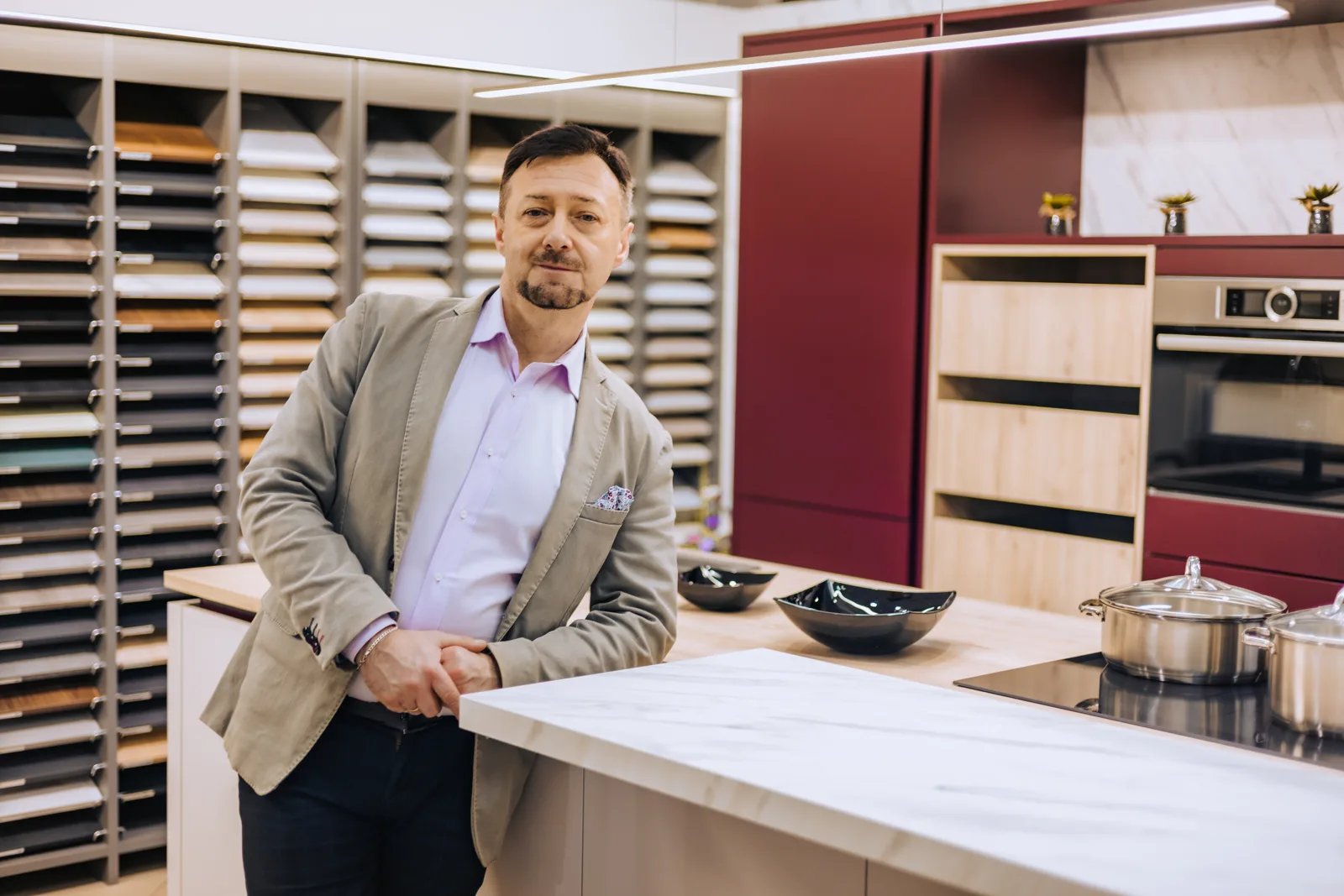 Mirosław Żabski, właściciel Dekorator Kuchnie, w studiu w Lubinie